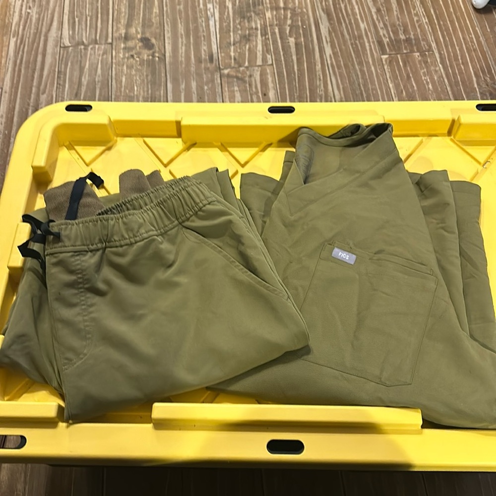 Figs technical collection xxl top, xl-t bottoms (men’s) Moss color